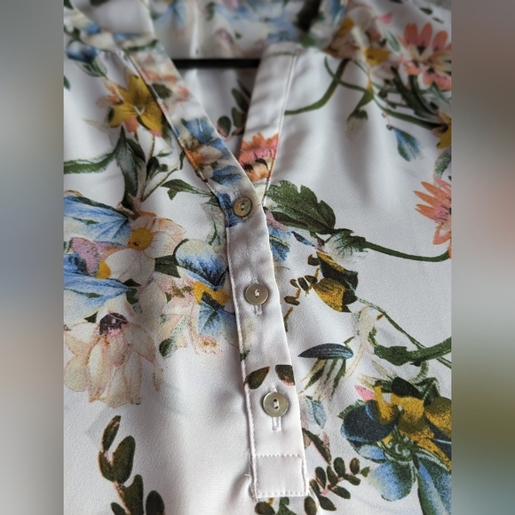 Violet & Claire Floral Top - Picture 8 of 9